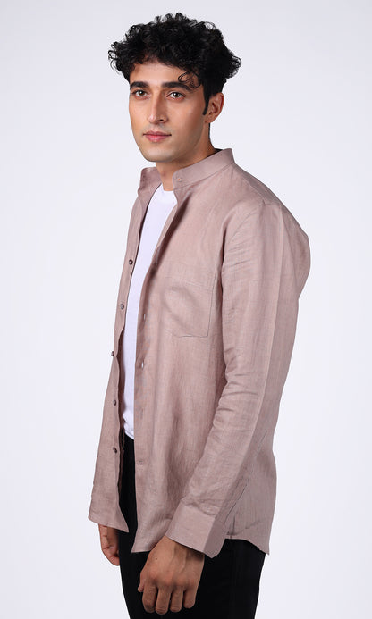 Side profile of a model in a pink linen overshirt, illustrating how it drapes casually over a basic tee, enhancing the outfit’s casual chic vibe